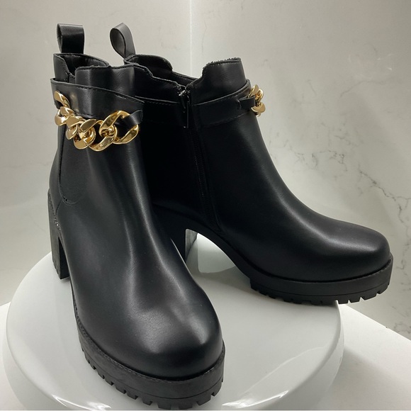 Chunky 3” Heeled Chelsea Boots with gold chain detail size 39 (7.5) - Picture 1 of 10